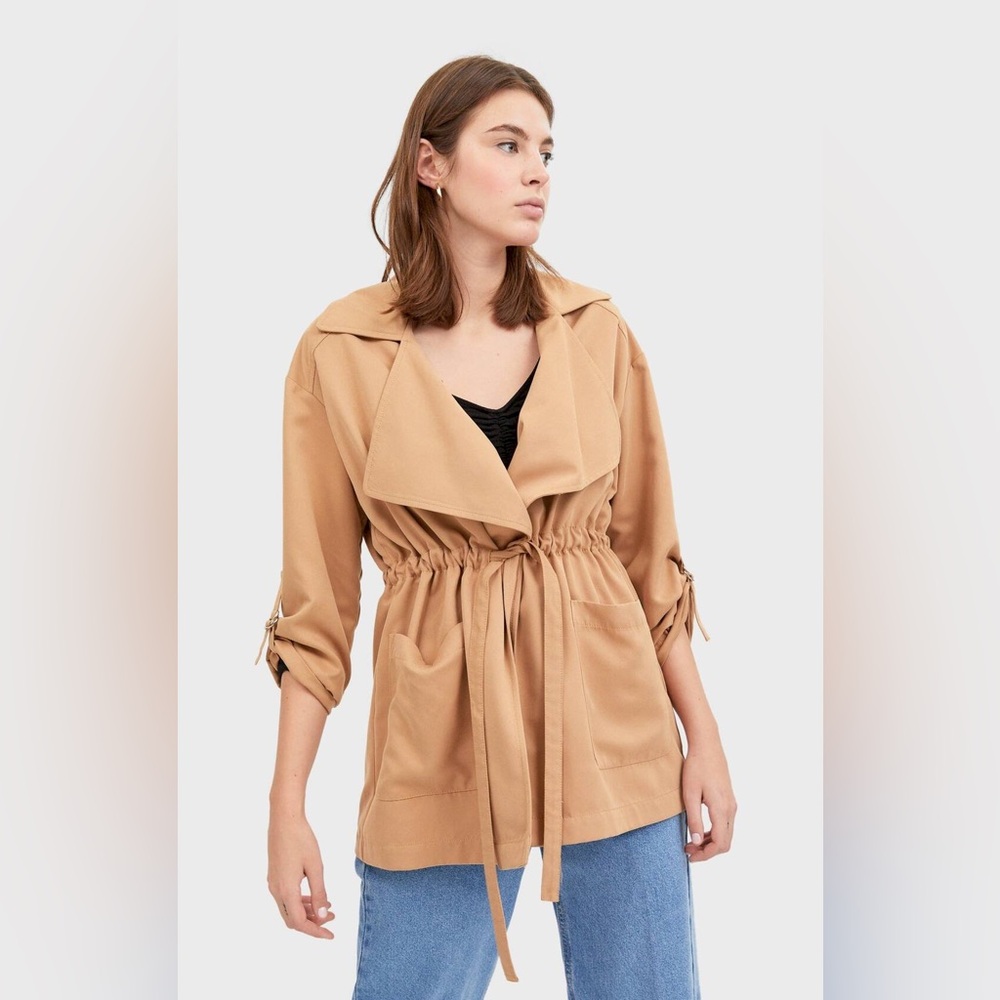 Tan trench coat with adjustable waist Women’s Size M Capsule Wardrobe Essential